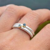 Stableringer med mørk og lys blå topas i 18k gultgullsfatninger