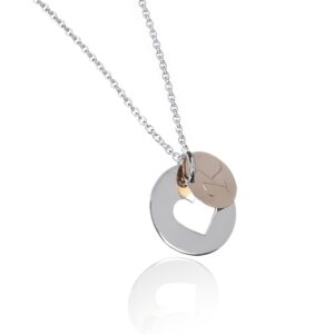 Sølvsmykke med skjult hjerte med initial i gull