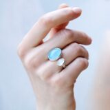 Vi to sølvring med blå kalsedon og månesten