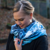 Hvite planeter og bred sølvring med ferskvannsperle