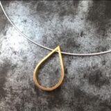 Gylden dråpe på omegakjede i sølv