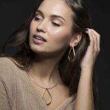 Modellbilde med halskjedet og ørepynten Store gyldne dråper