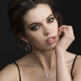 Modellbilde av sølvdråper ørepynt og halskjede