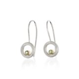 Eklipse mini ørepynt med dus grønn safir i 18 karat gullinnfatning