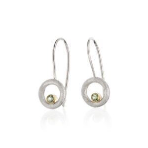 Eklipse mini ørepynt med dus grønn safir i 18 karat gullinnfatning