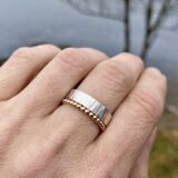 Bark ring med kulering i gull