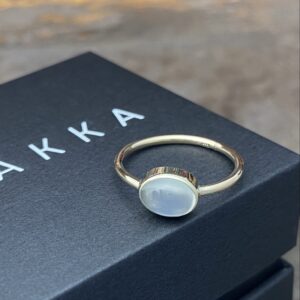 Søster-ring med månesten. Delikat gullring med en lekker månesten i senter.