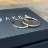 Firkantringer i gull liggende på en smykkeeske fra BAKKA