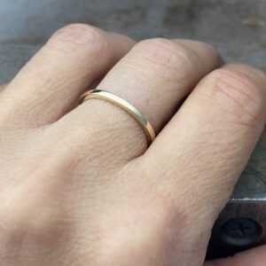 Firkantring i gull på hånden