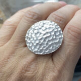 Callisto ring i sølv laget av gullsmed Monica Bakka