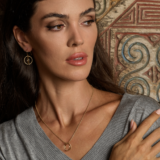 Perifer ørepynt og halskjede i forgylt sølv