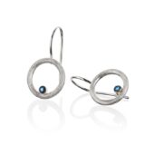 Eklipse hengende ørepynt med mork blå topas i 18k gullfatning